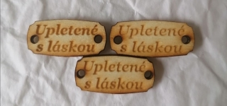 Tabuľka Upletené s láskou 2,5x1,2cm